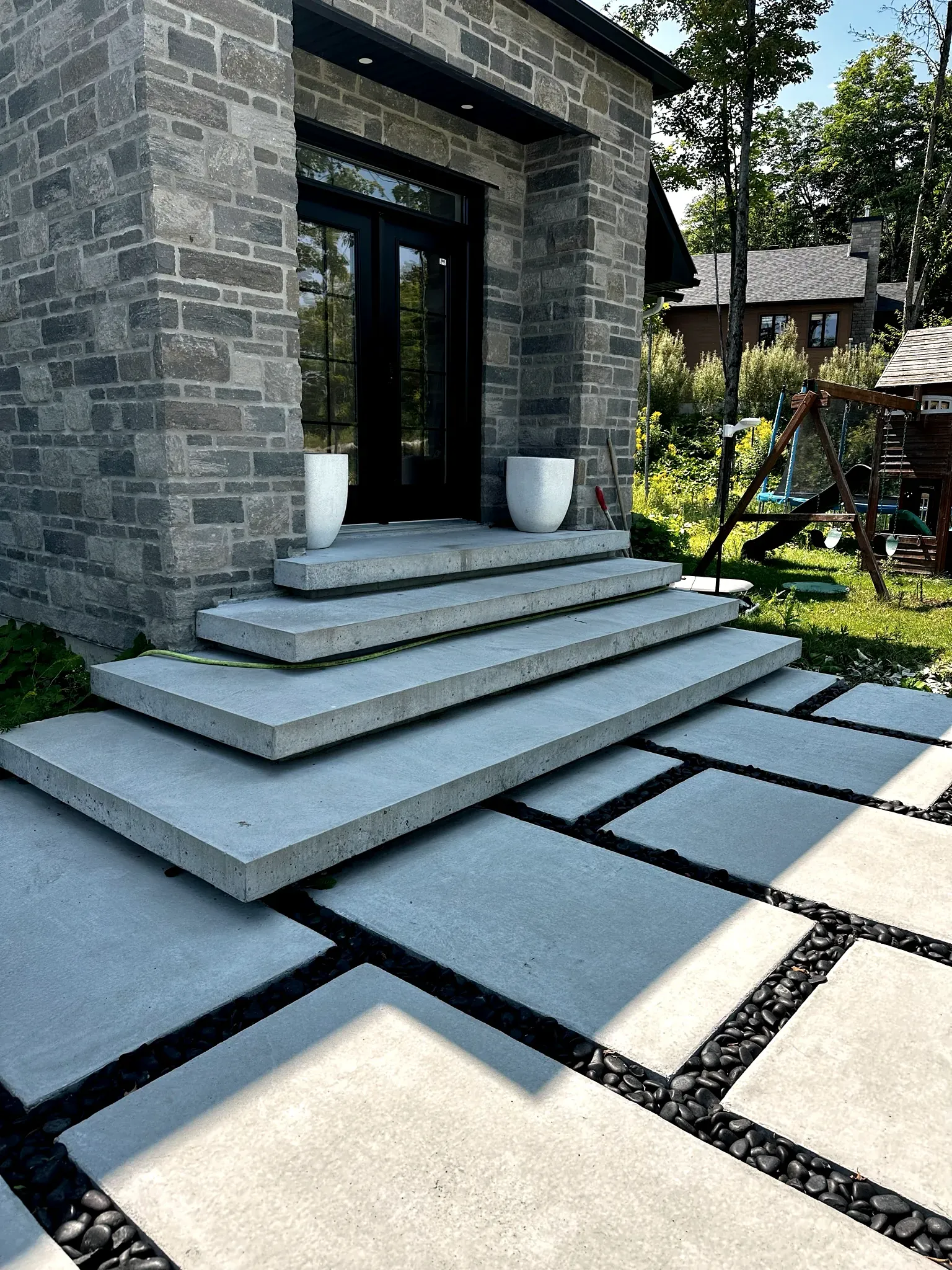 Projet de béton contemporain réalisé par Prestigia en Outaouais.