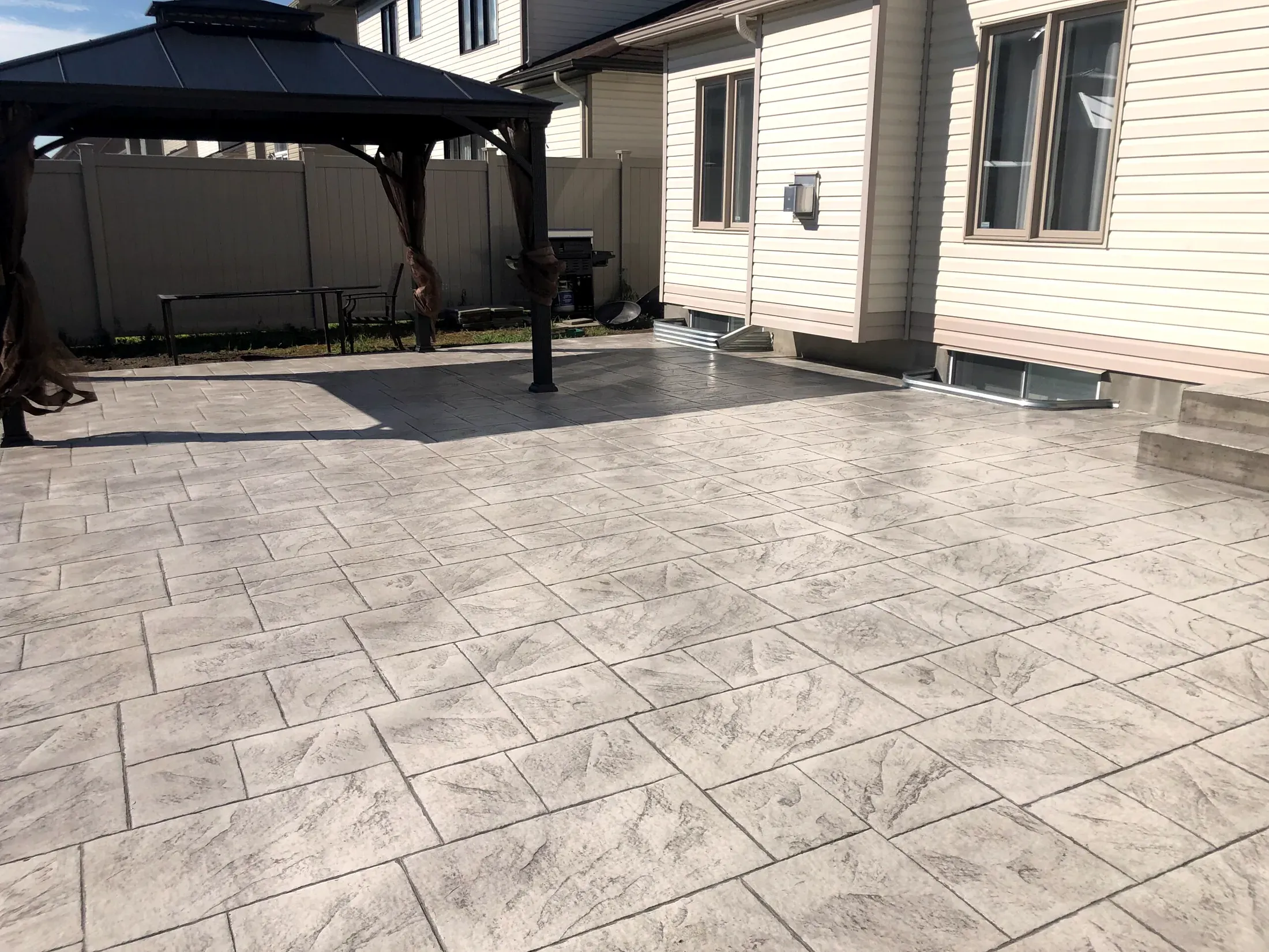 Patio en béton estampé.