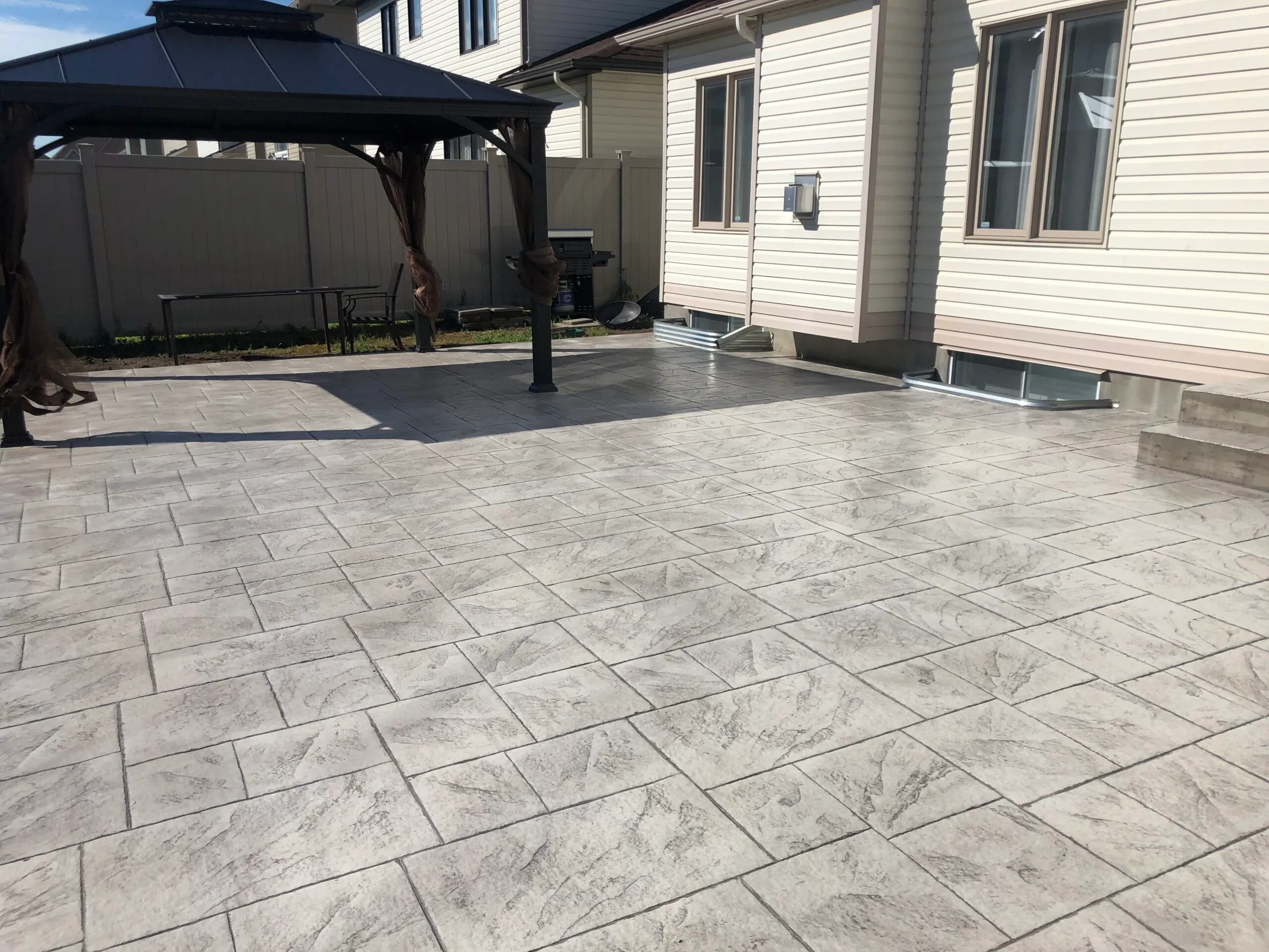 Béton coulé · réalisation Prestigia en Outaouais.